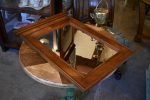 Menší starožitné zrcadlo v neorenesančním ořechovém rámu