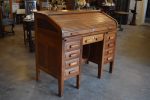 Středně velký starožitný psací stůl tzv. americký s roletou