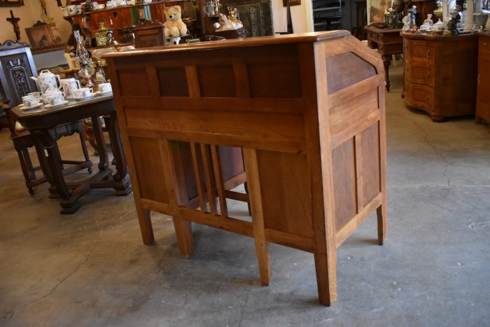 Středně velký starožitný psací stůl tzv. americký s roletou