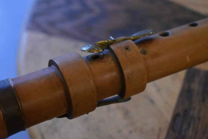 Hodnotný starožitný klarinet zhotovený z hruškového dřeva