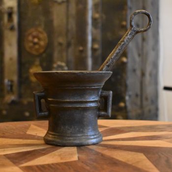 Barokní hmoždíř z lité oceli i s původní kovářsky vyrobenou paličkou