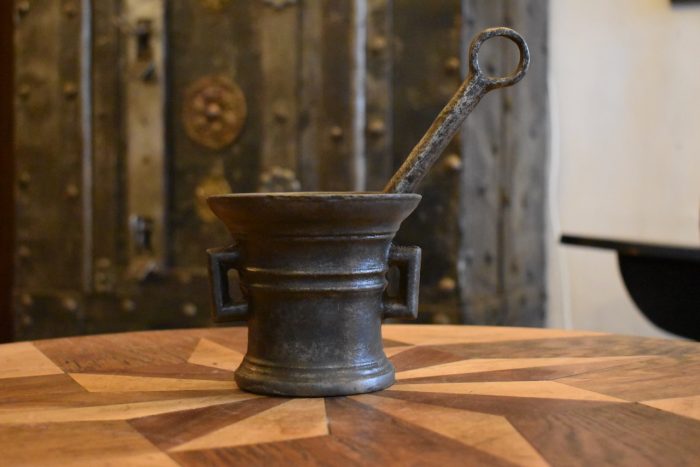Barokní hmoždíř z lité oceli i s původní kovářsky vyrobenou paličkou