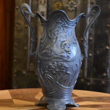 Starožitná secesní váza z litého cínu