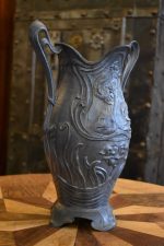 Starožitná secesní váza z litého cínu