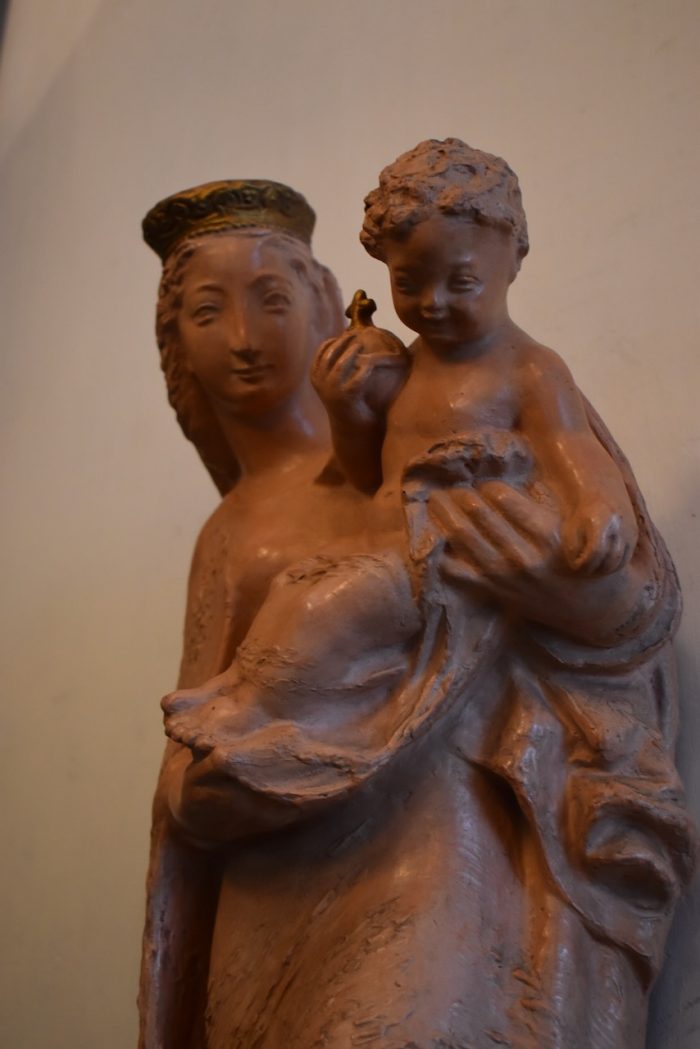 Velmi zdařilá starožitná závěsná plastika Madony s Ježíškem