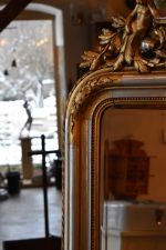 Starožitné honosné zrcadlo v bohatě zdobeném a zlaceném rámu