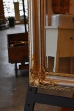 Starožitné honosné zrcadlo v bohatě zdobeném a zlaceném rámu