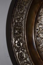 Obří nástěnný starožitný talíř s reliéfní výzdobou