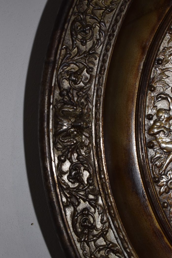 Obří nástěnný starožitný talíř s reliéfní výzdobou