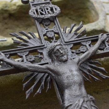 Veliký starožitný kříž z umělecké litiny