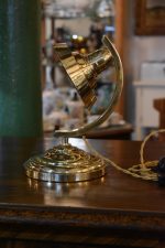 Originální hezká funkcionalistická stolní lampička z leštěné a stupňovitě tlačené mosazi
