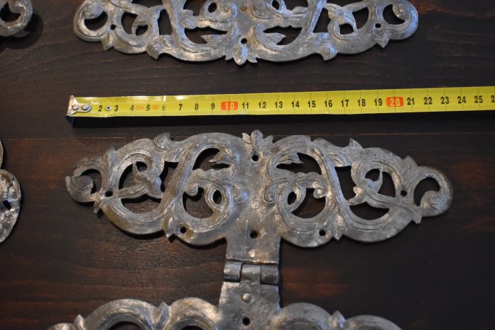 Barokní ozdobně kované ocelové panty se zámkem