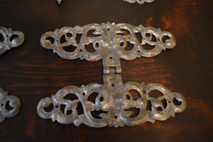 Barokní ozdobně kované ocelové panty se zámkem