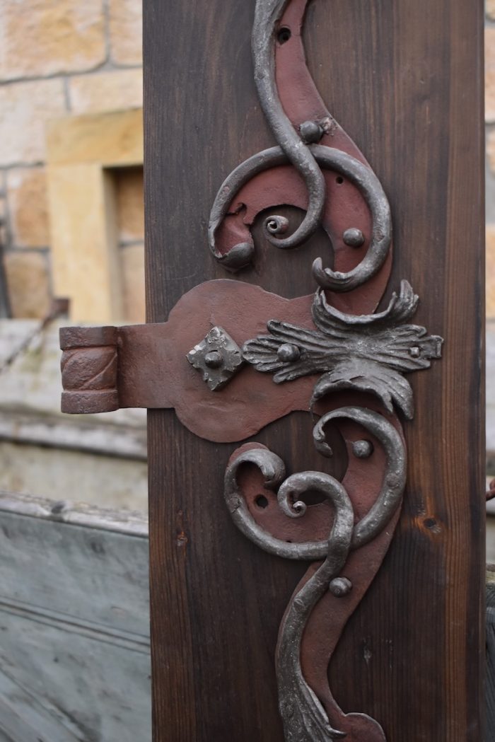 Velké ozdobně kované starožitné dveřní závěsy z období okolo roku 1700