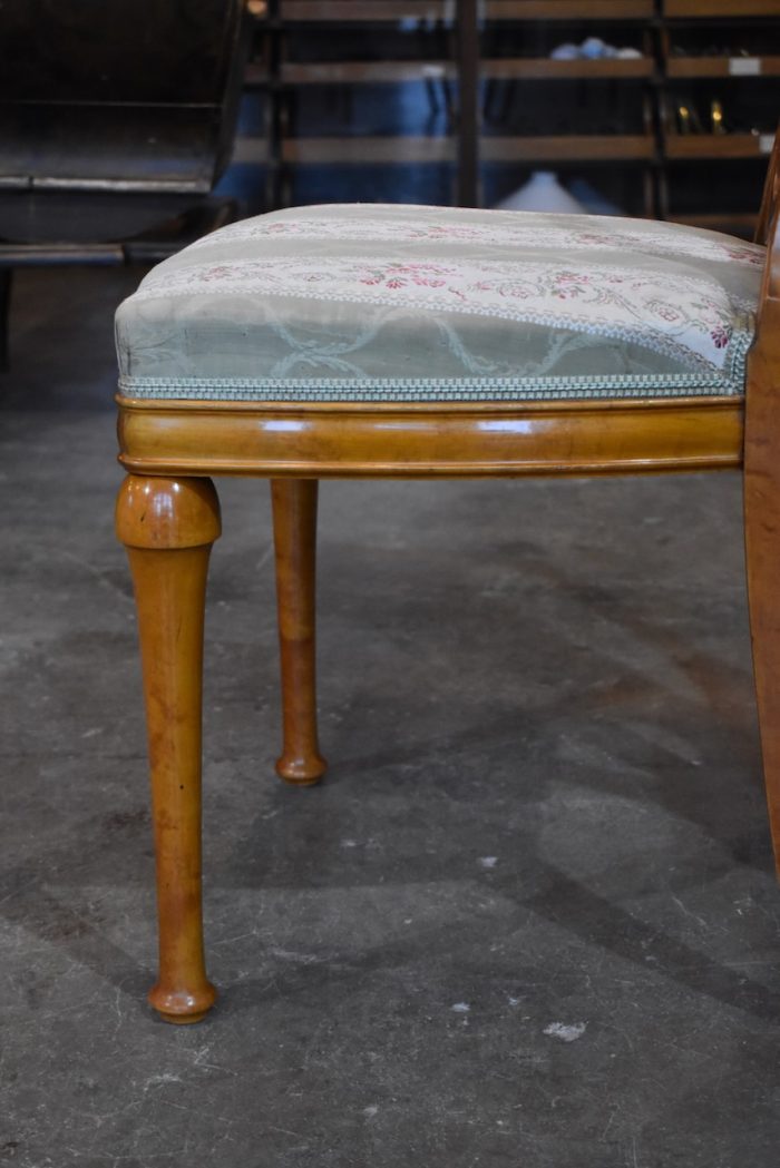 Starožitné židle kvalitně vyrobené ze zlatavého březového dřeva