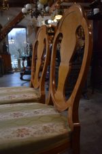 Starožitné židle kvalitně vyrobené ze zlatavého březového dřeva