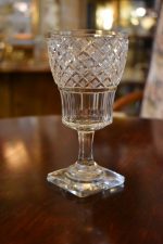 Starožitná sklenice z ručně foukaného a jemně broušeného čirého skla