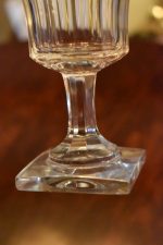 Starožitná sklenice z ručně foukaného a jemně broušeného čirého skla