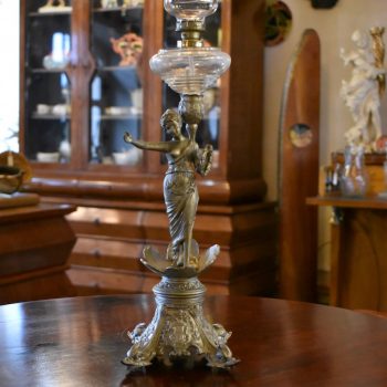 Starožitná petrolejová lampa s výjimečně ztvárněným figurálním podstavcem