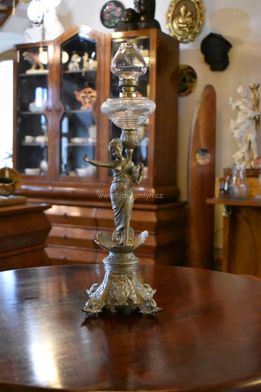Starožitná petrolejová lampa s výjimečně ztvárněným figurálním podstavcem Starožitná petrolejová lampa s výjimečně ztvárněným figurálním podstavcem