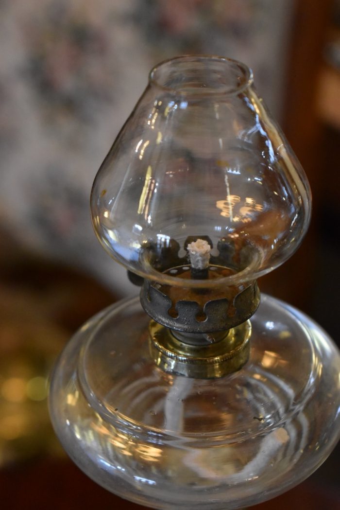 Starožitná petrolejová lampa s výjimečně ztvárněným figurálním podstavcem