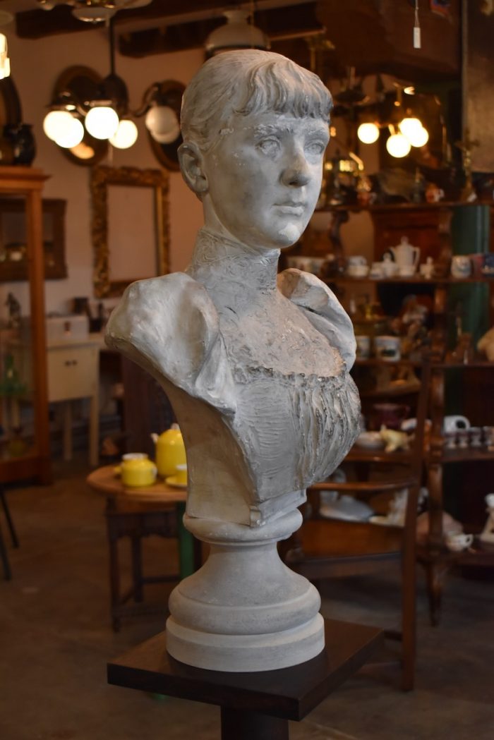 Starožitná busta vysoce postavené ženy