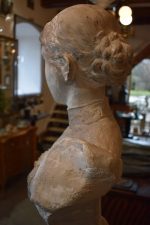 Starožitná busta vysoce postavené ženy