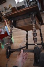 Dětský starožitný stoleček v historizujícím barokně romantickém stylu