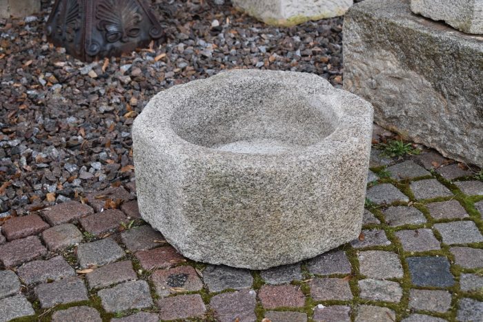 Větší šestiboká kamenná starožitná fontánka či pítko