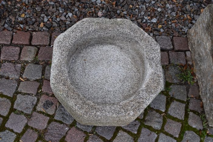 Větší šestiboká kamenná starožitná fontánka či pítko