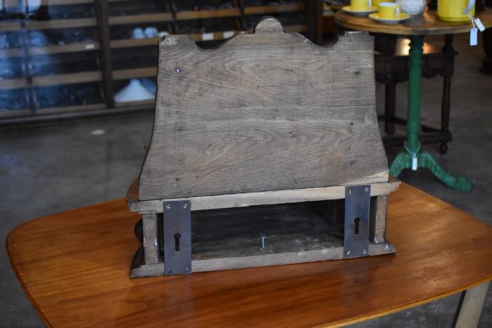 Nástěnná starožitná konzole vyrobená z masivního dubového dřeva