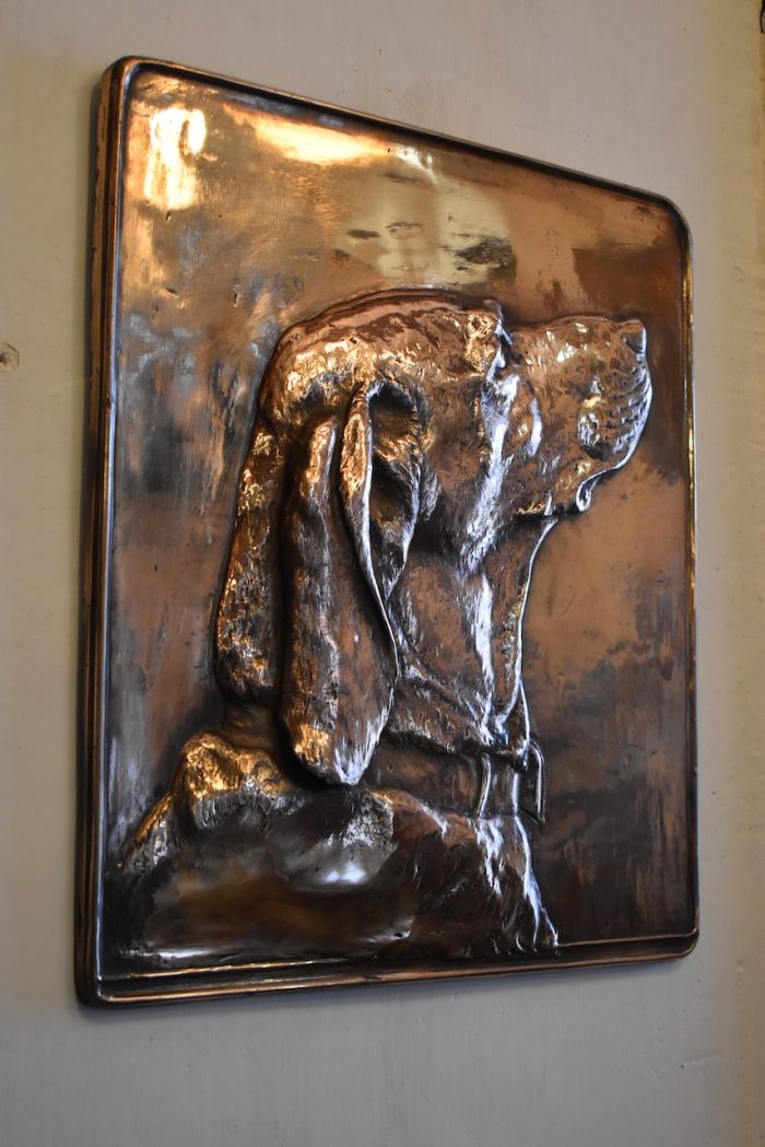 Starožitná plaketa z bronzu - lovecký pes