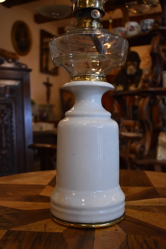 Nevšední starožitná petrolejová lampa soustruženého tvaru