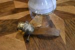 Nevšední starožitná petrolejová lampa soustruženého tvaru
