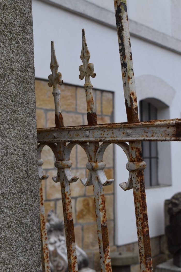 Starožitné ozdobné plotové dílce z litého železa a pásové oceli