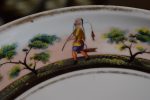Starožitný ručně malovaný a větší kulatý porcelánový talíř
