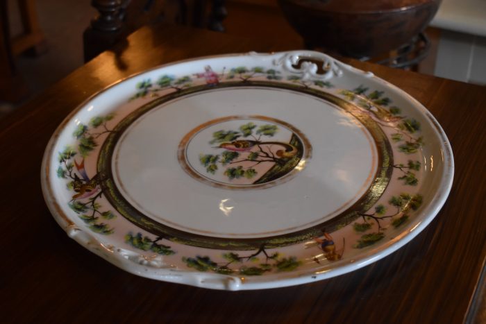 Starožitný ručně malovaný a větší kulatý porcelánový talíř