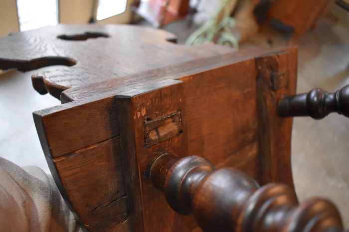 Starožitná pozdně barokní dubová židle