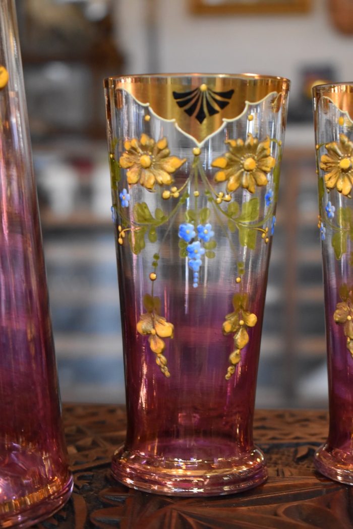 Starožitná secesní nápojová sada s ručně malovanými květinami