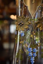Starožitná secesní nápojová sada s ručně malovanými květinami