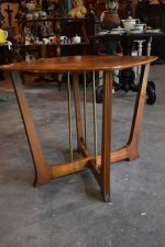 Designový RETRO stolek s deskou se zakulacenými rohy