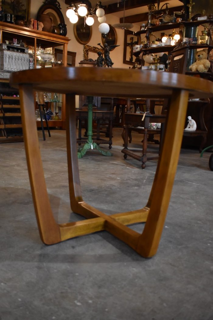 Praktický elegantně nadčasový retro stolek
