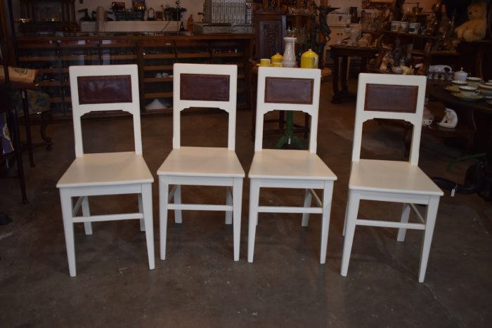 Pevné kuchyňské bíle natřené židle
