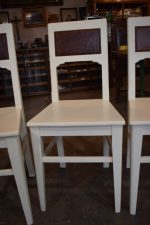 Pevné kuchyňské bíle natřené židle