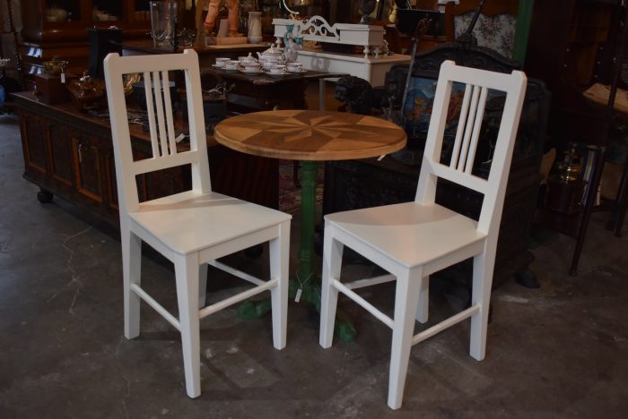 Pevné kuchyňské bílé židle venkovského typu