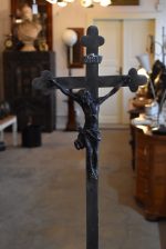 Vysoký starožitný barokní krucifix z litého cínu