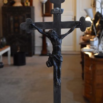 Vysoký starožitný barokní krucifix z litého cínu
