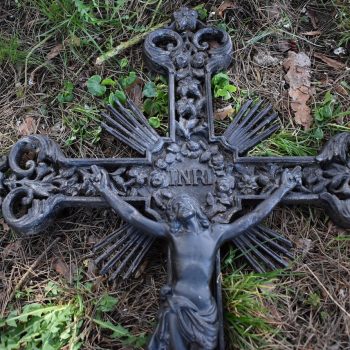 Větší starožitný kříž z umělecké litiny