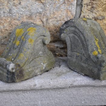 Starožitné kamenné ozdoby ve tvaru voluty