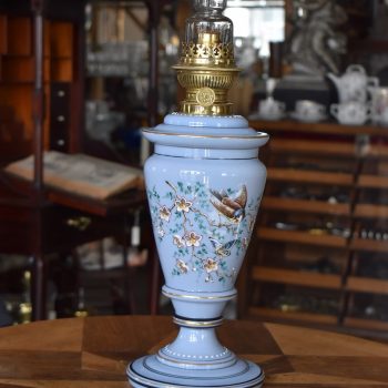 Krásná starožitná lampa z foukaného namodralého skla